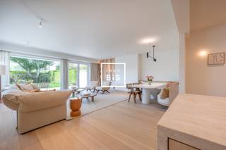 Hoek-tuinappartement van 160 m² gelegen langs de Koningin Fabiolalaan op enkele stappen van de Zeedijk. Hoogwaardige luxueuze afwerking. Dankzij...