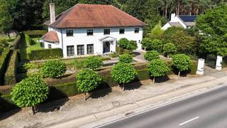 Residentieel gelegen zeer ruime standingvolle villa op een perceel van 29 are 42 ca met mooie aangelegde tuin, verwarmd openluchtzwembad en ruime terrassen. Gelegen nabij golf en meerdomein.<br />Omvat: volledig onderkelderd met garage voor 5-tal wagens, hobbyruimtes, bergkelders, ingerichte wijnkelder.<br />Gelijkvloers: ruime inkomhal met bureelruimte, wc, zeer ruime living van 116m² met inbouwhaard, volledig recente ingerichte keuken, orangerie, berging, wasplaats, 2de wc, garage.<br />Eerste verdieping: 5 slaapkamers met parket (waarvan 1 met aanpalende dressing en badkamer), 2 bad-douchekamers.<br />Op de 2de verdieping: zeer ruime zolder van 156m² met mogelijkheid tot inrichten hobby- of speelruimte of slaapkamers.<br />Bouwjaar 1993. CV met mazout. Ki: 5.614 euro.<br />EPC: 157 kWh/m² - energielabel B -UC: 33334361-RES-3. <br />Airco aanwezig in living, keuken en slaapkamers.<br />De woning is asbestveilig volgens het asbestinventarisattest.<br />Recente ruime lift voor kelder, gelijkvloers en 1ste verdieping.<br />Totale vloeropp: 560m² + 156m² op 2de verdieping + 360m² kelders.<br />Stedenbouwkundige vastgoedinfo: woonpark = residentieel woongebied - vergunning uitgereikt - verkavelingsvergunning - geen voorkooprecht ruimtelijke ordening - geen rechterlijke herstelmaatregel of bestuurlijke maatregel opgelegd.<br />Niet overstromingsgevoelig - gebouwscore A - perceelscore A.<br />