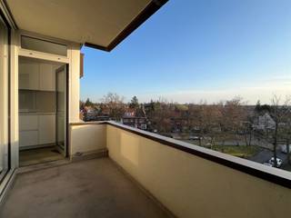 Laat u charmeren door dit gerenoveerd, lichtrijk appartement met een zeer gunstig gelegen terras dat te bereiken is via de keuken of vanuit de woonkamer. Dankzij de aangename en praktische indeling van het appartement kan je hier een zeer fijne thuis maken. De leefruimte met de zeer kwalitatieve keuken vormen het hart van de woning. Het appartement beschikt over twee volwaardige slaapkamers, een douchekamer en een apart gastentoilet. Daarnaast is er een praktische berging met aansluiting voor een wasmachine. De naar maat gemaakte kast in de inkomhal geeft u extra comfort. Inclusief: verlichting in alle ruimtes, vliegen deur in het schuifraam, kwalitatieve rolgordijnen... Extra berging in de kelderverdieping. Zorgeloos parkeren in de ondergrondse parking - 25.000 euro. Laat deze kans niet voorbij gaan en plan alvast een afspraak in!Abricasa – Vastgoed voor generaties: Jouw vastgoedpartnerWil je jouw eigendom verkopen of zoek je een vastgoedmakelaar voor verhuur of beheer?Abricasa biedt persoonlijke begeleiding bij al uw vastgoedvragen, van begin tot eind. Leer ons kennen!