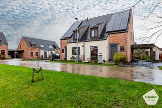 Recente Instapklare woning (bouwjaar 2021) op Unieke & Idyllische ligging in een doodlopende straat.  De indeling van de woning is als volgt:...