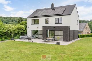 Energiezuinige, moderne woning met een bewoonbaar oppervlakte van circa 195 m², gelegen op een perceel van 776 m² in een rustige en groene omgeving. De woning beschikt over drie slaapkamers, een badkamer en (momenteel) een bureauruimte met voorzieningen voor een tweede badkamer. Verder geniet u van een lichtrijke leefruimte met open keuken, een praktische berging, een ruime inpandige garage voor maar liefst 4-5 wagens en een prachtig uitzicht op het omliggende groen. <br /><br />De omgeving wordt gekenmerkt door een uitzonderlijk groen en heuvelachtig landschap in het grensgebied van België, Nederland en Duitsland. Uitgestrekte bossen, weilanden en landelijke wegen zorgen voor een rustige en natuurlijke woonomgeving. Op korte afstand bevinden zich talrijke wandel- en fietsroutes die door het prachtige Land van Herve, het Geuldal en de omliggende natuurgebieden lopen. Het bekende Drielandenpunt, met zijn panoramische uitzichten over drie landen, ligt vlakbij en vormt een populaire trekpleister voor recreatie en toerisme. De combinatie van natuur, rust en goede verbindingen met steden zoals Aken, Maastricht en Vaals maakt deze regio bijzonder aantrekkelijk voor liefhebbers van buitenleven en ontspanning.<br /><br />Bezichtig deze woning ook digitaal en 'loop' zelf door de woning. Kijk daarvoor op onze website of via:<br />my.matterport.com/show/?m=fzYyRCTY8a8<br /><br />INDELING<br /><br />Gelijkvloers:<br />- Inkomhal met toegang tot een apart gastentoilet en praktische berging;<br />- Lichtrijke leefruimte met open keuken. De moderne keuken is uitgerust met een dubbele combi-oven (Siemens), inductie kookplaat (Siemens), spoelbak, frigo (Siemens), afwasmachine (Siemens) en dampkap (Novy). Aan het keukeneiland is bovendien plaats voorzien voor twee personen.<br />- Tussen de leefruimte en de keuken bevindt zich een gezellige houthaard met geïntegreerde houtopslag.<br />- De berging is voorzien van wasmachineaansluiting, uitgietbak, automatisch verlichting op sensor en toegang tot de kelder.<br /><br />De volledige woning is afgewerkt met een stijlvolle betonnen gietvloer, indirecte ledverlichting, een vast camera- en alarmsysteem, domotica, zonnepanelen en vloerverwarming.<br /><br />1e verdieping: <br />- Nachthal met 3 slaapkamers, bureauruimte, badkamer en apart toilet;<br />- Master bedroom (circa 25 m²) met ensuite dressing. Deze dressing kan u ook de zolder bereiken via een vlizotrap.<br />- Slaapkamer 2 (circa 16 m²) en slaapkamer 3 ( 15 m²)<br />- Alle slaapkamers zijn voorzien van vloerverwarming (1 kring) en beschikken over de mogelijkheid om bijkomend radiatoren te plaatsen.<br />- Bureauruimte (circa 8 m²) met reeds aanwezige voorzieningen voor een douche en lavabo. <br />- De badkamer is uitgerust met een dubbele lavabo, inloopdouche en ligbad.<br /><br />Kelder:<br />- Ruime inpandige garage met plaats voor maar liefst 4-5 wagens.<br />- Elektrische sectionaalpoort<br />- Technische ruimte<br /><br />Tuin: <br />- Regenwater 10.000l, aangesloten op de toiletten, wasmachine en buitenkraan;<br />- Propaangastank;<br />- Mooi groen uitzicht op de omliggende omgeving.<br /><br />Energieprestatie en binnenklimaat (EPB-EPC)<br />Certificaat beschikbaar: ja<br />EPC certificaatnummer: 2020062952075<br />Berekende energiescore : (kWh/m²): B - 95<br />Het certificaat is geldig tot en met: 29/06/2030<br />Elektrische installatie: ja, conform goedgekeurd<br /><br />Informatie stedenbouwkundige voorschriften:<br />Stedenbouwkundige vergunning: in aanvraag<br />Dagvaarding uitgebracht: in aanvraag<br />VOORKOOPRECHT OP DIT GOED: in aanvraag<br />VERKAVELINGSVERGUNNING: in aanvraag<br />WATERGEVOELIG OPENRUIMTEGEBIED: in aanvraag<br /><br />Overstromingsgevoelige gebieden: <br />Perceelscore of P-score : in aanvraag<br />Gebouwenscore of G-score: in aanvraag<br />Ligging in Signaalgebied: in aanvraag<br />Ligging in afgebakende oeverzone of afgebakend overstromingsgebied: <br /><br />A:geen overstroming gemodelleerd B: kleine kans op overstromingen onder klimaatverandering C: kleine kans op overstromingen D: middelgrote kans op overstromingen<br /><br />Beschermd erfgoed<br />GEINVENTARISEERD ERFGOED: in aanvraag<br />BESCHERMD ONROEREND ERFGOED: in aanvraag