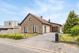 In een rustige, groene woonomgeving bevindt zich deze charmante bungalow uit 1978, die uitblinkt in degelijkheid en comfort.Deze goed onderhouden...
