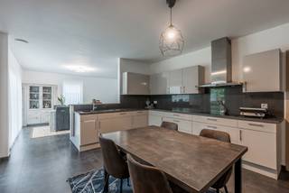 <p><strong>Ruime halfopen bebouwing op een uitstekende locatie in Tessenderlo-Ham</strong></p>
<p>Bent u op zoek naar een ruime gezinswoning met een vlotte bereikbaarheid en tal van mogelijkheden? Dan is deze verzorgde halfopen bebouwing in Tessenderlo-Ham zeker een bezoek waard!</p>
<p>De woning geniet van een gunstige ligging met een snelle verbinding naar de E313, waardoor woon-werkverkeer bijzonder comfortabel verloopt.</p>
<p>Binnenin wordt u verwelkomd in een ruime en lichtrijke leefruimte die naadloos aansluit op de open keuken. Dankzij de open indeling ontstaat een aangename woonomgeving waar gezelligheid en comfort centraal staan.</p>
<p>De woning beschikt over <strong>drie ruime slaapkamers</strong>, ideaal voor gezinnen of wie extra ruimte wenst voor een bureau of hobbykamer. De badkamer is volledig uitgerust met zowel een <strong>ligbad als een douche</strong>, zodat u kunt genieten van optimaal comfort.</p>
<p>Aansluitend aan de woning bevindt zich een <strong>aparte veranda met praktische berging</strong>, een extra troef die perfect dienst kan doen als ontspanningsruimte, speelruimte of extra opslagplaats.</p>
<p>Buiten vindt u een aangename tuin met <strong>tuinhuis</strong>, ideaal voor het opbergen van tuinmateriaal en fietsen. Naast de woning is er bovendien voldoende ruimte om meerdere wagens te parkeren op eigen terrein.</p>
<p><strong>Troeven van deze woning:</strong></p>
<ul>
<li>Halfopen bebouwing</li>
<li>Rustige en centrale ligging in Tessenderlo-Ham</li>
<li>Vlotte verbinding naar de E313</li>
<li>3 ruime slaapkamers</li>
<li>Badkamer met bad én douche</li>
<li>Grote, lichtrijke leefruimte</li>
<li>Open keuken</li>
<li>Veranda met aparte berging</li>
<li>Tuinhuis</li>
<li>Ruime parkeermogelijkheden naast de woning</li>
</ul>
<p>Deze woning combineert ruimte, comfort en een uitstekende bereikbaarheid, en vormt de ideale thuisbasis voor gezinnen die op zoek zijn naar een praktische en aangename woonomgeving.</p>
<p><strong>Interesse? Neem gerust contact op voor meer informatie of een bezichtiging.</strong></p>