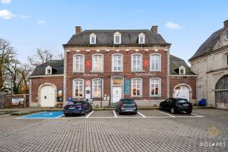 Op een unieke locatie in het hart van Hoegaarden, onder de kerktoren, kan je dit handelspand met potentieel terugvinden.De gelijkvloerse verdieping...