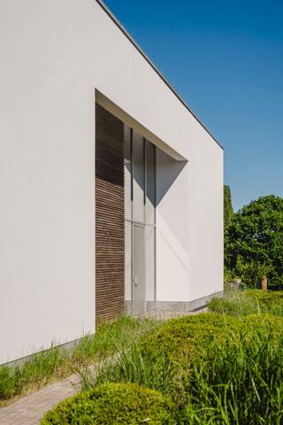 **Vanaf-prijs – Moderne villa uit 2004 op een perceel van 2399m2 in Rekkem. Bereikbaar via een elektrische inrijpoort en een dubbele garage.De...