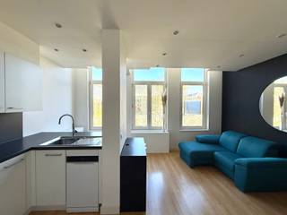 Ontdek dit stijlvol en lichtrijk appartement op de tweede verdieping, gelegen in de Nieuwstad 16. Dankzij de grote raampartijen, de moderne...