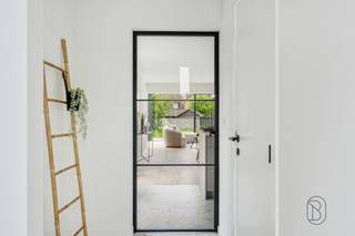 <p>Topgelegen kwaliteitsvolle nieuwbouwwoning, stijlvol afgewerkt! (+ 21% BTW)<br />Indeling: inkom met traphal, vestiaire en apart toilet, lichtrijke leefruimte (mooi parket), open volledig uitgeruste keuken met eiland, handige bergruimte. Op de eerste verdieping bevinden zich de overloop, 2 volwaardige slaapkamers en de badkamer (dubbele lavabo, inloopdouche en toilet). De grote masterbedroom bevindt zich op de tweede verdieping en beschikt over een dressingruimte en aparte bureauhoek.<br />De woning staat op een mooi perceel en heeft reeds een aangelegd terras en oprit voor meerdere wagens.<br />TROEVEN: centrale verwarming met warmtepomp, zonnepanelen aanwezig, regenwater aangesloten, mooie materialen, reeds geschilderd, verzorgd afgewerkt.<br />Meer info of een bezoek? Contacteer info@immobeguin.be</p>