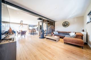 We Invest Hesbaye vous propose cette maison coup de cœur 3 façades située à Braives!Composition:Rez-de-chaussée : hall d’entrée, vaste séjour...