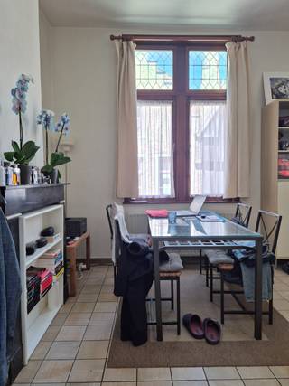 Brugge Centrum: goede, centraal gelegen beleggingseigendom nabij de Spiegelrei. Beschikt over: 1 flat op het gelijkvloers met woonkamer met open keuken, slaaphoek en badkamer. Op de verdieping 2 duplex studio's met elk woonkamer met open keuken, badkamer, slaapkamer en toilet. Gemeenschappelijke hal waar de fiets kan geplaatst worden. Droge kelder met alle meters. Op heden is er een huuropbrengst van 21.276 euro per jaar (650 + 580 + 543 euro). De huuropbrengst op basis van de huidige verkooprijs is bruto 3,8 %.! Mits opfrissing op termijn van de studio's kan het rendement fiks verhoogd worden! Interesse voor deze eigendom of vragen? Bel ons op nr 0475/812 810 of 050/70 70 00. DE PRIJS IS BESPREEKBAAR, de eigenaars staan open voor een correct bod.