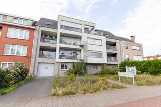 <div><div> <p>Modern appartement van 67 m² met terras.</p><p>Dit recente appartement is gelegen op de 1ste verdieping van een verzorgd gebouw met lift. De leefruimte is voorzien van een tegelvloer en sluit aan op de open, ingerichte keuken met keramische kookplaat, dampkap, vaatwasser en koelkast. Aan de voorzijde bevindt zich een terras van 6 m². Het appartement beschikt over twee slaapkamers, waarvan één kleinere kamer. De badkamer is uitgerust met een douche en wastafelmeubel. Verder is er een afzonderlijk toilet met handenwasser. Daarnaast is er een gemeenschappelijke fietsenberging. De algemene onkosten bedragen € 40 per maand en omvatten onder meer het elektriciteitsverbruik van de gemene delen en de lift.</p></div> </div>