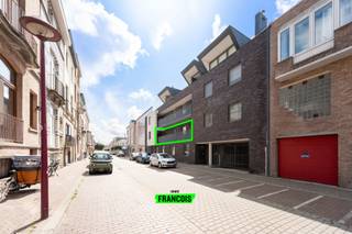 Dit prachtige appartement, gelegen in de residentie 'BLOEMFONTEIN' geniet van een centrale locatie in een hedendaags gebouw (bouwjaar 2015) naast de Markt en aan de Jachthaven. We hebben een open zicht aan de achterzijde met een terras die op de binnentuin uitkijkt.<br /><br />Het appartement met een oppervlakte van 86 m² is gelegen op de eerste verdieping die we zowel met de lift alsook met de trap kunnen bereiken. We worden verwelkomt in de ruime inkomhal die uitgeeft op de ruime woonruimte met zuidgericht (zonne)terras. De open, ingerichte keuken sluit mooi aan op deze woonruimte. In de hal treffen we een vernieuwde badkamer met grote inloopdouche en dubbele wastafel. Het toilet begeeft zich in een aparte ruimte. We onderscheiden verder twee grote slaapkamers en een aparte berging. <br /><br />Als extra troef is er een gemeenschappelijke fietsenberging op de gelijkvloers verdieping van de residentie. <br /><br />Uiteraard wordt het appartement gekenmerkt door z'n uitermate gunstige EPC score (Label A) en werd de elektrische installatie conform de nieuwe wetgeving gekeurd. <br /><br />Plan uw bezoek meteen in!<br /><br />