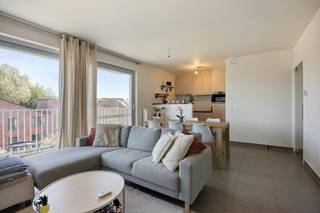 Kom deze eigendom ontdekken tijdens de Pre-sale op woensdag 30/09 van 17u30 tot 18u30, maak nu jouw afspraak! <br /><br />Dit lichtrijk appartement op het eerste verdiep (70m²) met 1 ruime slaapkamer en terras geniet van een centrale ligging nabij het centrum van Waregem en belangrijke invalswegen. <br /><br />Verplichte aankoop ondergrondse staanplaats en berging: € 25.000<br /><br />INDELING<br /><br />Inkomhal - apart toilet - leefruimte - eetkamer - volledig ingerichte open keuken - praktische berging - slaapkamer 1 - badkamer (douche/bad en lavabo) - aangenaam terras - ondergrondse staanplaats - berging - gemeenschappelijke fietsberging<br /><br />TROEVEN<br /><br />- Trap en lift voorzien<br />- Volledig geschilderd<br />- Overal gordijnen voorzien<br />- Vliegramen voorzien<br />- Aangenaam terras<br />- Gemeenschappelijke fietsberging<br />- Topligging nabij invalswegen<br />- Op wandelafstand van centrum Waregem<br />- Interessante investering<br /><br />ALGEMENE INFO<br /><br />- EPC-label A<br />- CV op aardgas (radiatoren)<br />- Ondergrondse staanplaats en berging: €25.000 (verplichte aankoop).<br /><br />De eigendom wordt aangeboden via de Pre-sale formule. Op 30/09/2026 tussen 17:30 en 18:30 kan u het appartement op afspraak komen bezichtigen en een bod uitbrengen. De vermelde prijs is een instelprijs. Voor meer info, gelieve contact op te nemen met de dossierverantwoordelijke.<br /><br />Bestuursmaatregelen in het maatregelenregister: ja