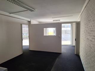 Het handelspand van ca.138m² is gelegen op het Kerkplein te Izegem. Op deze locatie is er voldoende parkeergelegenheid voorzien en ben je vlot bereikbaar.Indeling van het pand:- 2 grote raampartijen - inkom (eenvoudig open te werken naar de achtergelegen ruimte)- apart bureau- bergruimte- kitchenette in aparte ruimte- toiletBent u op zoek naar bedrijfsvastgoed bestaande uit een handelspand te huur in Izegem? Aarzel dan niet om ons te contacteren op het nummer 051 21 22 23.