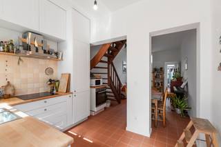araktervolle woning in het centrum van Gent.
<p>Deze charmante gesloten bebouwing uit de periode 1875-1899 combineert authentieke elementen met hedendaags wooncomfort in een groene en centrale omgeving in Gent. De woning beschikt over drie slaapkamers, een aangename leefruimte en een praktische indeling die perfect aansluit bij gezinnen of wie extra ruimte zoekt. Dankzij het EPC-label B geniet u bovendien van een energiezuiniger wooncomfort. De ligging nabij het administratief centrum, winkels, openbaar vervoer en stadsvoorzieningen maakt deze woning extra aantrekkelijk.<br /> </p>
<p>Belangrijkste ruimtes:<br />• Lichtrijke living met aangename leefruimte<br />• Functionele keuken met praktische indeling<br />• Badkamer met douche, ligbad, dubbele wastafel en aansluiting voor wasmachine<br />• Drie volwaardige slaapkamers met diverse mogelijkheden<br />• Gezellige koer, ideaal om buiten te genieten</p>
<p>Troeven:<br />• Centrale ligging in Gent nabij winkels, openbaar vervoer en stadsvoorzieningen<br />• Authentieke woning met karaktervolle uitstraling<br />• Energiezuinig wonen dankzij EPC-label B</p>
<p> </p>
<p>Neem vandaag nog contact op met je ERA-makelaar voor een bezoek.</p>
<p>JOUW DROOMHUIS. ZO GEVONDEN!</p>