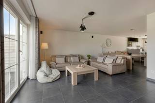 Deze moderne en instapklare woning, gebouwd in 2012, is gelegen op een gunstige locatie vlakbij het centrum van Lubbeek en combineert comfort, energiezuinigheid en een prachtig vergezicht. Met een uitstekende EPC-score A is deze woning volledig klaar voor de toekomst en bijzonder energiezuinig dankzij de aanwezigheid van zonnepanelen, airconditioning en centrale verwarming op gas, wat zorgt voor een aangenaam binnenklimaat in elk seizoen. De woning bevindt zich op een perceel van 2a85ca en geniet van een mooi open zicht, wat zorgt voor een extra gevoel van ruimte en rust. Binnenin beschikt de woning over een lichtrijke leefruimte en een volledig uitgeruste keuken, aangevuld met drie volwaardige slaapkamers en twee badkamers, wat ze uitermate geschikt maakt voor gezinnen of wie extra comfort wenst. Verder zijn er een garage en oprit aanwezig, waardoor er voldoende parkeermogelijkheden zijn. Er is tevens een heel ruime zolder die nog verder afgewerkt kan worden. Dankzij de combinatie van een rustige ligging en de nabijheid van het centrum, met winkels, scholen en openbaar vervoer op korte afstand, is dit een ideale woning voor wie zorgeloos en comfortabel wil wonen.