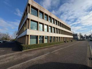 Instapklaar en gemeubeld kantoor te huur langs de E313 in Wommelgem, nabij afrit 18 en de R11. Het vrijstaand gebouw biedt kantoorruimtes van 331...