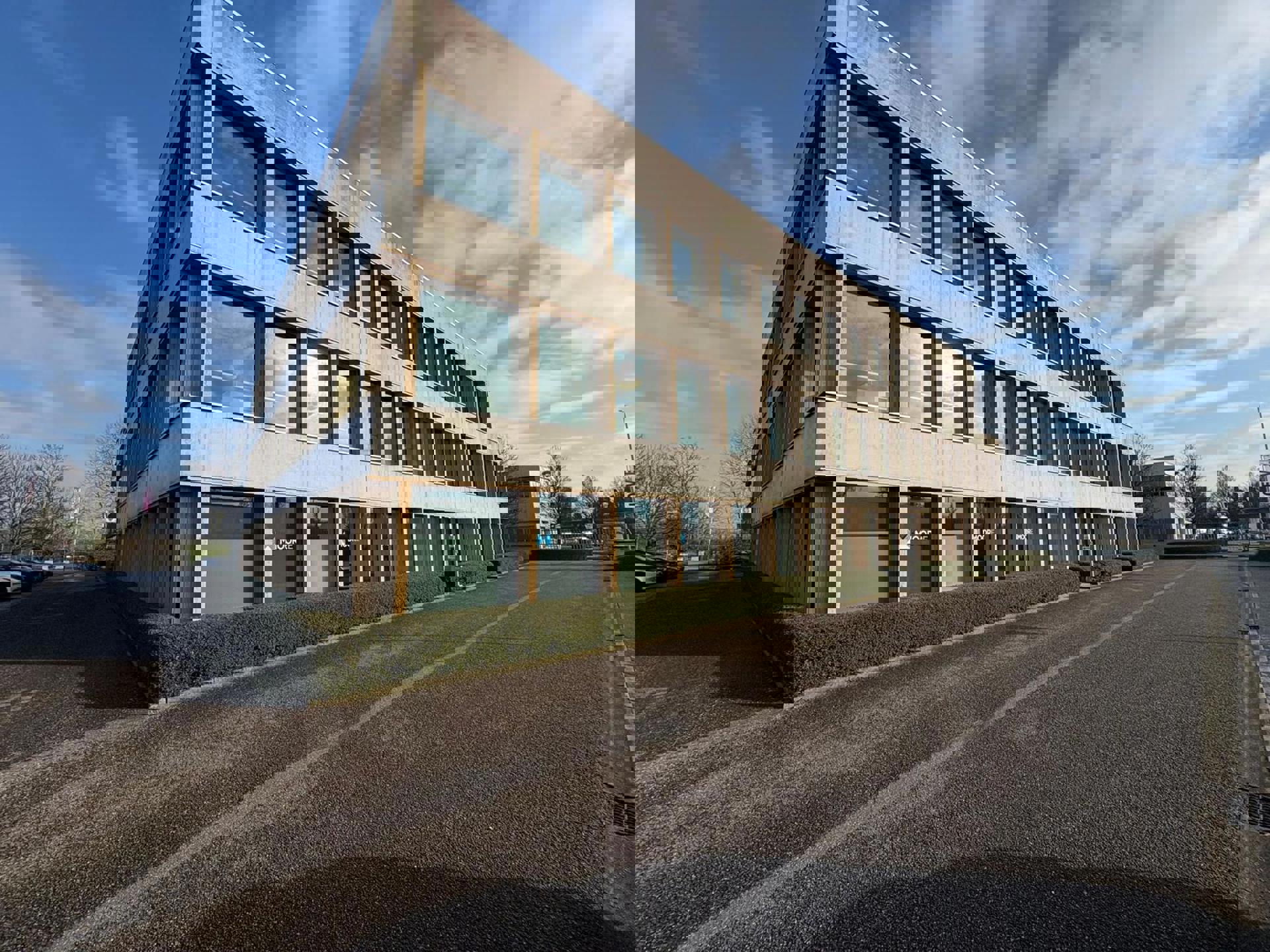 Instapklaar kantoor 1405 m² met parking langs de E313 - foto 2