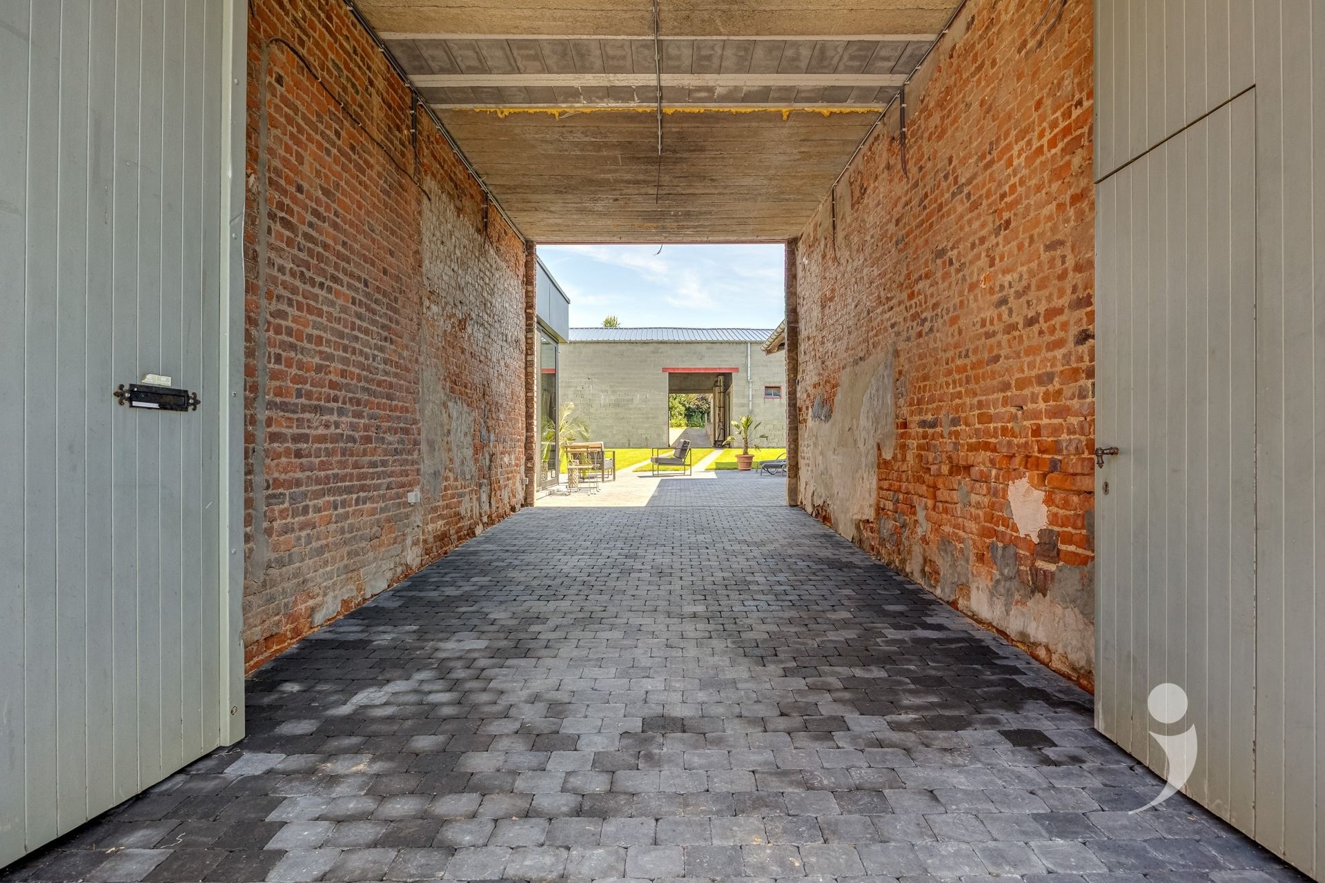 Volledig gerenoveerde hoeve met loods én verkavelingsmogelijkheid - foto 5