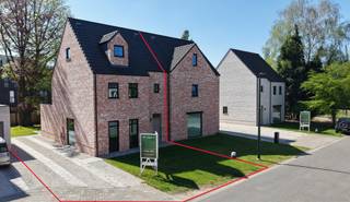 In een gezellige, verkeersarme straat vlak bij het centrum van Schilde vind je deze stijlvolle halfopen woning die het beste van twee...