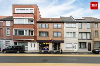 <p>In een woonhuis met handelspand bevindt zich dit gerenoveerde duplexappartement met twee slaapkamers.</p>
<p>Bij binnenkomst kom je in de leefruimte met aansluitend de volledig ingerichte keuken. Er is een zuidgericht terras aanwezig.<br />Op de tweede verdieping bevinden zich twee slaapkamers, één aan de voorzijde en één aan de achterzijde. De badkamer is uitgerust met een douche en een toilet. Daarnaast is er een zolder die kan worden ingericht als derde slaapkamer of polyvalente ruimte.</p>
<p>Het appartement is zeer centraal gelegen, op wandelafstand van het openbaar vervoer en nabij het centrum van Gent. De Bourgoyen bevindt zich op slechts 500 meter wandelafstand.</p>
<p><strong>Troeven:</strong></p>
<ul>
<li>
<p>Instapklaar</p>
</li>
<li>
<p>Geen syndicale kosten</p>
</li>
<li>
<p>Conforme elektriciteit</p>
</li>
<li>
<p>CV-ketel vernieuwd in 2024</p>
</li>
<li>
<p>Vrij bij akte<br /><br /><br /></p>
</li>
</ul>
<p>Contacteer Top Vastgoed voor een bezoek op <strong>0475 700 700</strong>.</p>