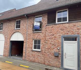 Bent u op zoek naar een comfortabele gezinswoning in Kuurne? Dan is deze instapklare woning precies wat u zoekt!<br /><br />Bij het betreden van de woning komt u terecht in een inkomhal met gastentoilet. Vervolgens bereikt u de lichtrijke leefruimte met zicht op de tuin – de ideale plek om te ontspannen. Keuken is uitgerust met ingebouwde toestellen en sluit aan op een praktische bergruimte.<br /><br />Via de leefruimte heeft u toegang tot de inpandige garage, die ook voorzien is van een achterdeur naar de tuin.<br /><br />Op de eerste verdieping bevinden zich drie slaapkamers en een badkamer met ligbad, lavabo en toilet.<br /><br />Op het tweede verdiep vindt u nog een vierde slaapkamer én een handige zolderruimte/technische ruimte.