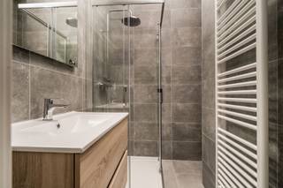 <p><span>IMMO ID BRUXELLES</span><span> vous propose :</span></p><p><span>À proximité du site de Tour & Taxis, du gouvernement flamand, et de nombreuses facilités (Mobiscore 9,4/10), </span><span>superbe appartement duplex penthouse neuf </span><span>de type 3 chambres (+/- 148m2) avec </span><span>terrasse</span><span> (+/- 12.60 m2), libre immédiatement. </span></p><p><span>Situé au 3°étage d’un bâtiment exclusif, cette belle unité très lumineuse conçue avec des matériaux de qualité se compose d’une volée d'escalier privative, d'un wc séparé, d’un grand séjour muni d'une grande baie vitrée en aluminium donnant sur une belle terrasse en L, d'une cuisine équipée ouverte, d'un local technique/espace buanderie/chaufferie accessible depuis la zone cuisine, d'un second wc séparé, d'un hall de nuit, de trois chambres, d'une belle salle de bain (baignoire - meuble avec double lavabos - colonne meuble - radiateur sèche serviette), d'une jolie salle de douche. </span></p><p><span>Excellent rendement possible en cas de location.</span></p><p><span> </span></p><p><span>Aspects durables et responsables garantissant d'excellentes performances énergétiques. Certificat PEB : B (minimum). </span></p><p><span>Local vélos et local à poussettes à disposition.</span></p><p><span> </span></p><p><span>À visiter sans tarder !</span></p><p><span>Prix : 399.000 € </span></p><p><span>Vente du terrain sous droits d'enregistrement (12,5%) et des constructions sous le régime de la TVA (21%). </span></p><p><span>Un </span><span>emplacement </span><span>de parking et une </span><span>cave </span><span>complètent l’offre et pourraient être proposés au prix de </span><span>29.000 €.</span></p><p><span> </span></p><p><span> </span></p>