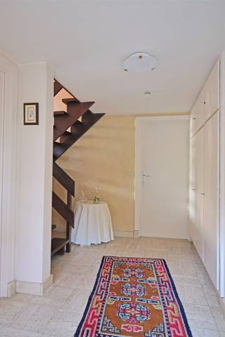<p><span>Deze woning combineert ruimte, licht en tal van (uitbreidings)mogelijkheden op een bijzonder aangename locatie.</span></p><p><span> </span></p><p><span>De ruime inkomhal met vestiaire en gastentoilet geeft toegang tot het leefgedeelte van de woning. De living, gelegen op het tussen verdiep en afgewerkt met eiken parket, bestaat uit een gezellige zithoek met open haard en een eetplaats. Aansluitend bevinden zich de keuken en een praktische tussenruimte. De vele glaspartijen zorgen doorheen de woning voor een aangename natuurlijke lichtinval en een mooi contact met de tuin.</span></p><p><span> </span></p><p><span>Op de eerste verdieping bevinden zich een douchekamer met wastafel en toilet en vier slaapkamers, waarvan één momenteel is ingericht als bureau. Daarnaast beschikt de woning over een ruime zolderberging.</span></p><p><span> </span></p><p><span>Verder zijn er een wasplaats en technische ruimte, een ruime inpandige garage met kitchenette en bijkomende bergruimte. De pergola met aansluitend overdekt terras kijkt uit op de aangelegde tuin.</span></p><p><span> </span></p><p><span>Een bijkomende troef is de ruime kelder met daglicht. Deze biedt tal van mogelijkheden en kan perfect dienst doen als hobbyruimte, atelier, opslag- of polyvalente ruimte.</span></p><p><span> </span></p><p><span>De aangelegde en volledig omheinde tuin biedt veel privacy en vormt een rustige plek om te genieten.</span></p><p><span> </span></p><p><span>Kortom, een leuke gezinswoning met een sterke basis en tal van mogelijkheden in een residentiële omgeving. </span></p><p><span> </span></p>