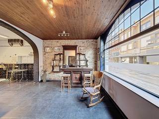 In het centrum van Nieuwpoort-Stad bevindt zich dit karaktervolle handelspand met tal van mogelijkheden. Dankzij de commerciële topligging geniet u hier van maximale visibiliteit en passage.<br />Het gelijkvloers beschikt over een ruime handelsruimte met authentieke elementen en grote raampartijen, ideaal voor een winkel, kantoor of vrij beroep. Achteraan bevindt zich een eerste keuken met toegang tot de stadstuin.<br />Op de verdieping vindt u een volwaardige woonst met 3 slaapkamers, een badkamer en een tweede keuken. Daarnaast beschikt het pand over een kelder en zolderruimte, wat extra bergruimte of uitbreidingsmogelijkheden biedt.<br />Ideaal voor wie wonen en werken wil combineren of ruimte zoekt voor een groot gezin. Een unieke opportuniteit met potentieel, op een locatie waar visibiliteit gegarandeerd is.