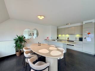 Dit instapklaar appartement is gelegen vlakbij het centrum van Tielt. Diverse winkels, horeca, openbaar vervoer, sportgelegenheid en scholen bevinden zich op wandelafstand. Op de derde verdieping van deze residentie kan u dit instapklaar 1-slaapkamerappartement terugvinden.<br /><br />De indeling van het appartement is als volgt: inkomhal, berging, ruime slaapkamer met dressing, badkamer (douche, wastafel en aansluiting voor wasmachine), woon- en eetkamer met open keuken, terras.<br /><br />Daarnaast is er in de kelder een privatieve berging voorzien. <br /><br />Het eigendom is als volgt afgewerkt: kwalitatieve tegelvloeren, armaturen, raamdecoratie, centrale verwarming op aardgas, gunstig EPC, videofoon, ideale ligging, .. Kortom een volledig instapklaar appartement binnen de ring van Tielt! <br /><br />Tot slot is er een mogelijkheid tot het huren van een autostaanplaats. <br /><br /><strong>Goed om weten: </strong><br />Basishuurprijs: €650,-/maand<br />Provisie: €50,-/maand <br />Vrij vanaf 15/11/2026