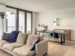 L'appartement est baigné de lumière naturelle grâce à ses grandes fenêtres qui donnent sur le paysage urbain et le jardin commun. L'aménagement spacieux garantit à chaque pièce un sentiment d'ouverture et de légèreté.<br /><br />Ce joyau présente des commodités modernes qui permettent un style de vie confortable et sans effort. La cuisine est équipée d'appareils électroménagers haut de gamme et il y a beaucoup d'espace de rangement pour tous vos besoins de rangement.<br /><br />L'appartement est situé dans un complexe résidentiel bien entretenu avec toutes les commodités nécessaires. Il y a un ascenseur et la sécurité est bien organisée pour que vous puissiez vivre l'esprit tranquille.<br />Les frais communs sont de 85€ par mois et incluent le prix de location.<br /><br />Disposition :<br />- Hall d'entrée<br />- Salon spacieux <br />- 2 chambres <br />- Cuisine équipée avec accès direct à la salle de stockage<br />- Salle de bain avec baignoire, douche et double vasque<br />- Terrasse orientée plein sud<br /><br />Divers :<br />- Jardin communautaire<br />- Pitch<br />- Local à vélos pour 2 vélos<br />- Rangement au sous-sol<br /><br />Voulez-vous planifier une visite et découvrir par vous-même cet appartement confortable ? <br />N'hésitez pas à soumettre une demande de visite via Dewaele.com via la barre rouge qui y est prévue.