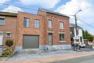 <p><u><strong>TROEVEN:</strong></u><br />+ Asbestveilig<br />+ Inpandige garage<br />+ Geen renovatieplicht<br />+ Rustige ligging met goede verbindingen<br /><br />Welkom in deze charmante eengezinswoning gelegen aan de Kortenbosstraat in Sint-Truiden. Dit huis, gebouwd in 1930 en recentelijk grotendeels gerenoveerd in 2019, ademt een warme sfeer die je meteen thuis laat voelen en straalt vandaag nog steeds dezelfde klasse en uitstraling uit waarmee ze destijds werd ontworpen.<br /><br />Achter de karaktervolle gevel schuilt een woning met bijzonder veel potentieel. Via de ruime inkomhal met gastentoilet kom je terecht in de royale leefruimte met aansluitend open keuken, voorzien van alle modern comfort. Naast de keuken ligt een praktische wasplaats. Grote raampartijen zorgen voor een aangename lichtinval en creëren een mooi contact met de tuin.</p>
<p>Met een indrukwekkend perceel van maar liefst 900m² heb je volop ruimte om te genieten van de buitenlucht. De tuin biedt een geweldige mogelijkheid voor het creëren van een persoonlijke oase waarin je kunt ontspannen of samenzijn met vrienden en familie.<br /><br />De trap leidt je naar het eerste verdiep met 2 ruime slaapkamers, een polyvalente kamer en een in te richten badkamer met aansluitend dressing.<br /><br />Een vaste trap vanuit de polyvalente kamer leid je naar de 2de verdieping. Hier vind je nog 2 extra slaapkamers, een badkamer en CV-ruimte.<br /><br />De garage is een praktische aanvulling die ervoor zorgt dat je je auto veilig kunt parkeren en geeft rechtstreeks toegang tot de tuin. De strategische ligging van deze woning maakt het eenvoudig om te genieten van de nabijheid van lokale voorzieningen zoals winkels, scholen en openbaar vervoer.</p>
<p>Dit is niet zomaar een huis, maar een plek waar je nieuwe herinneringen kunt creëren.<br /><br />Wie droomt van een stijlvolle thuis die met enkele afwerkingen kan uitgroeien tot een hedendaagse en luxueuze gezinswoning, vindt hier een unieke opportuniteit.<br /><br /><strong><u>CONTACT:</u></strong><br />Als je op zoek bent naar een woning die authentiek karakter combineert met moderne gemakken, dan is deze woning de ideale keuze. <br />Contacteer mij voor meer info of voor een vrijblijvende afspraak via 0475/47.44.50. Ik verwelkom je graag in jouw toekomstige thuis.<br /><br /><em>De vermelde oppervlaktes zijn slechts indicatief. Katrien Wouters - creating IMMOtions kan niet verantwoordelijk gesteld worden voor de juistheid van de aan haar verstrekte gegevens.</em></p>