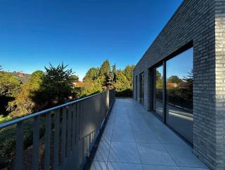 <p><span>6 appartements BEN à l'architecture élégante et contemporaine, axés sur un cadre de vie de qualité, avec une attention particulière portée à la lumière et à l'aération.</span></p><p><span> </span></p><p><span>AGENCEMENT</span></p><p><span> </span></p><p><span>Hall d'entrée avec toilettes. Deux chambres et une salle de bains. Grand salon avec cuisine ouverte, local technique et terrasse attenante.</span></p><p><span> </span></p>
