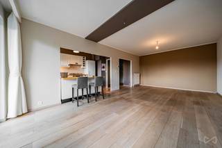 Info en bezichtigingen: dries.v@weinvest.be - 0471 682 737<br />We Invest presenteert u exclusief dit appartement van 92 m² op de 2e verdieping van een goed onderhouden gebouw in Ganshoren. Het bestaat uit 2 slaapkamers, een ruime woonkamer van 28 m², een volledig uitgeruste keuken, een doucheruimte, een kelder en een terras van 7 m².<br />De woning verkeert in goede algemene staat en biedt uitstekend wooncomfort dankzij de lift, de videofoon, de gepantserde deur, de gasverwarming en de ramen met dubbele beglazing. Het energieverbruik bedraagt 121 kWh/m² per jaar, met een EPC-score C en een elektriciteitsinstallatie die voldoet aan de energienormen van de toekomst.<br />De woning is gelegen in Ganshoren en profiteert van een praktische woonomgeving, dicht bij winkels, openbaar vervoer, scholen en voorzieningen voor het dagelijks leven. De wijk biedt gemakkelijke toegang tot de hoofdwegen en is tegelijkertijd aangenaam om in te wonen.<br />Het appartement biedt ook een garage voor een meerprijs van 25.000 €, wat een echte troef is voor het dagelijks leven of voor een huurinvestering.<br />Neem contact met ons op om een bezichtiging te regelen! Mis al onze exclusieve aanbiedingen niet op WWW.WEINVEST.BE