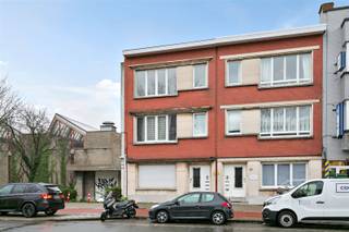 BERCHEM: Centraal gelegen pas gerenoveerd 2/3 slaapkamer appartement. Gelegen op  een 2de verdiep van een kleinschalig gebouw met lage algemene...