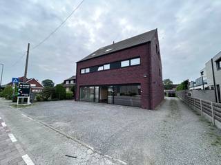 Dit ruime handelspand biedt een uitstekende gelegenheid voor diverse commerciële activiteiten (retail, showroom, kantoor,...) dankzij de open structuur en strategische ligging. Het pand heeft een totale oppervlakte van ca. 380m², verdeeld over een gelijkvloers en een kelderverdieping. Ideaal voor ondernemers die op zoek zijn naar een flexibele ruimte met tal van mogelijkheden. Daarnaast is er voldoende parkeergelegenheid voor klanten en personeel. De winkel is goed bereikbaar en ligt in de dorpskern van Begijnendijk.<br /><br />Voor meer informatie of een bezoek, neem gerust contact op via vastgoed@gysemansgroep.be of 016 360 460.