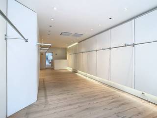 Handelspand op zeer goede commerciële ligging in het centrum van BruggeIndeling: Gelijkvloers (66 m²) bestaande uit winkelruimte (45 m²) met...