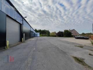Magazijnruimte met een oppervlakte van 2.750 m² in combinatie met een verhard buitenterrein van +/- 800 m² te huur in Ardooie. De loods met een vrije...