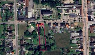<strong>Op zoek naar een woning met véél ruimte, zowel binnen als buiten? </strong>Deze charmante en solide woning biedt maar liefst zes slaapkamers en een bewoonbare oppervlakte van maar liefst 300 m², en is gelegen op een indrukwekkend perceel van 21 are 73 ca<br /><br /><strong>Indeling</strong><br />Bij het binnenkomen kom je in de inkomhal die toegang geeft tot de verschillende leefruimtes. De lichtrijke woonkamer met open keuken vormt het hart van de woning en biedt een mooi zicht op de uitgestrekte tuin.<br />Op het gelijkvloers bevindt zich daarnaast nog een extra kamer die perfect kan dienen als bureau of slaapkamer, samen met een badkamer, wasplaats en een zeer ruime inpandige garage.<br />Op de eerste verdieping vind je maar liefst vijf volwaardige slaapkamers. De ruime badkamer is praktisch ingericht en volledig uitgerust.<br /><br /><strong>Buitenruimte</strong><br />Het grote perceel is een absolute troef. Met zijn 21a 73ca biedt het enorm veel mogelijkheden voor tuinliefhebbers, gezinnen of wie nood heeft aan extra buitenruimte.
<ul>
<li>Uitgestrekte tuin met veel privacy</li>
<li>Overdekt terras om het hele jaar door buiten te genieten</li>
<li>Tennisveld (op te frissen, of weg te halen)</li>
<li>Extra garage of opslagruimte achteraan het perceel</li>
</ul>
<br /><strong>Troeven van deze woning</strong>
<ul>
<li>Zeer ruime woning met 6 slaapkamers</li>
<li>Ideaal voor grote gezinnen of wie ruimte zoekt</li>
<li>Perceel van 21a 73ca</li>
<li>Veel potentieel en flexibele indeling</li>
<li>Rust, privacy en tal van buitenmogelijkheden</li>
</ul>
<br /><strong>Voelt dit als jouw ideale thuis?</strong><br />Neem dan gerust contact op voor meer informatie of een bezoek ter plaatse via info@sublimmo.be of 014 84 83 69.<br />We begeleiden je graag bij elke stap.