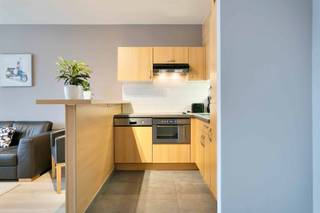 <p><span> </span></p><p><span>Gemeubileerd studio-appartement in Evere.</span></p><p><span> </span></p><p><span>Ideaal als investering, pied à terre of eerste aankoop, dit gemeubileerde studio-appartement van 42 m² is gelegen op het gelijkvloers en heeft een mooi terras met zicht op de tuin. </span></p><p><span>Ideaal voor wie op zoek is naar een rustige buurt in Brussel en dichtbij de NAVO en belangrijke zakencentra zoals Genève, Da Vinci en Hermes.</span></p><p><span> </span></p><p><span>In de open leefruimte is er een uitgeruste keuken met kookplaat en dampkap, een vaatwasser, een koelkast en een ingebouwde oven. </span></p><p><span> </span></p><p><span>De slaapkamer, grenzend aan de leefruimte, biedt voldoende ruimte voor een tweepersoonsbed en kasten. De badkamer is mooi afgewerkt en uitgerust met een moderne douche, wastafel en toilet.</span></p><p><span> </span></p><p><span>Extra troef is de handige en comfortabele aparte werkhoek, ideaal voor thuiswerkers of voor het inrichten van een hobbyruimte. </span></p><p><span> </span></p><p><span>Deze goed onderhouden, comfortabele studio appartement heeft een gemakkelijke toegang tot de Brusselse ring en het openbaar vervoer: station Evere, bus en tram op slechts een paar honderd meter.</span></p><p><span>E 40 is op geen 2 km en de Meiserplaats op 1.5 km.  Allerlei winkels en supermarkten in een straal van 1 km.</span></p><p><span> </span></p><p><span>Plan nu je bezichtiging op info@ap-p.be of door te bellen naar 078 /48 47 00.</span></p><p><span>De beelden zijn ter illustratie en niet specifiek van deze  flat.</span></p><p><span> </span></p><p><span> </span></p>