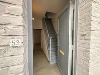 VOLLEDIG GERENOVEERDE RIJWONING MET UITWEG EN GARAGE - Inkom, voorplaats, leefruimte, open ingerichte eetkeuken voorzien van alle toestellen,...