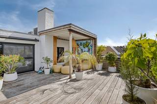 Commerciële Ruimte (222 m²)Op het gelijkvloers bevinden zich twee volledig uitgeruste en succesvol geëxploiteerde badhuizen, samen goed voor...