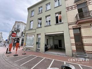 Deze zeer ruime hoekwoning is gelegen op een zeer commerciele plaats te Blankenberge, op wandelafstand van de markt, de winkelstraten en de Zeedijk. <br /><br />Het pand is ingedeeld in een handelsruimte, een ruime woonst met terras en grote garage. <br />Authentieke architectuur is behouden gebleven, hoge plafonds, imposante traphal,....<br />Exacte indeling alst volgt: <br />Inkomhal met toegangsdeur garage, trap naar verdiep, woonkamer met eetplaats, berging, grote keuken, terras. <br />Toiletten, 3 slaapkamers, badkamer met bad en douche, berging.<br />Bovenste verdiep een hobby ruimte met toegangsdeur dak.<br /><br />Vanuit de grote garage is er toegang tot achterliggende berging/wasplaats en zo naar het handelsgedeelte. Deze handelsruimte heeft al een basis renovatie ondergaan en is start-klaar gezet om verder af te werken naar wens. Toilet aanwezig. <br /><br />Als laatste is er een kelderverdieping verdeeld in 4 ruimtes/kamers. <br /><br />UNIEK PAND! VEEL POTENTIEEL!