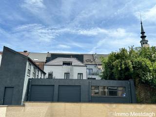 <p><strong>Ruim en energiezuinig gelijkvloers appartement (115 m²) met terras en staanplaats in hartje Diest</strong></p>
<p>Zoek je een comfortabel, instapklaar en centraal gelegen appartement? Dit ruim gelijkvloers appartement ligt in het bruisende centrum van Diest, op wandelafstand van alle winkelvoorzieningen, openbaar vervoer en horeca. Het pand maakt deel uit van een rustig, kleinschalig gebouw met slechts 4 eenheden en heeft een praktische dubbele toegang (via de Koning Albertstraat én de Michel Theysstraat).</p>
<ul>
<li>Midden in de stad, met maximale bereikbaarheid en alle comfort bij de hand.</li>
<li>115 m² bewoonbare oppervlakte met een slimme, open indeling.</li>
<li>Gezellig privé-terras aan de achterzijde van het gebouw.</li>
<li>Inclusief een privé auto- en fietsstaanplaats achteraan (gemakkelijk toegankelijk via de Michel Theysstraat).</li>
<li>Uitgerust met <strong>6 privé zonnepanelen</strong> waarvan de stroomopbrengst volledig voor de huurder is!</li>
</ul>
<p><strong>Indeling:</strong> Gezellige inkomhal, afzonderlijk toilet, ruime en lichtrijke living met open keuken, aansluitende berging/wasplaats, ingerichte badkamer met douche en dubbele lavabo, 2 volwaardige slaapkamers en een terras.</p>
<ul>
<li><strong>Vaste kosten mede-eigendom:</strong> € 40 / maand</li>
<li><strong>Gebruik zonnepanelen:</strong> € 50 / maand</li>
</ul>
<p><strong>Interesse?</strong> Aanvragen en kandidaatstellingen worden <strong>uitsluitend online</strong> verwerkt. Gelieve het contactformulier op de immowebsite in te vullen om uw kandidatuur door te geven. <em>Telefonisch contact is voor dit pand helaas niet mogelijk.</em></p>
