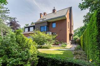 Ruime woning (236 m²) met 5 slaapkamers en garage op een perceel van 915 m² in Kapellen. In deze rustige straat woon je in een groene omgeving tussen...