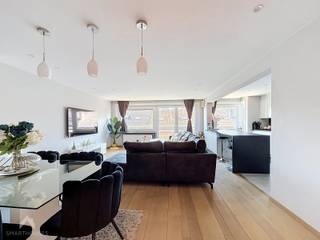 <p>Stijlvol gerenoveerd appartement gelegen nabij winkels, openbaar vervoer en alle dagelijkse voorzieningen en op wandelafstand van het strand, bestaande uit een ruime inkomhal met vestiaire, een apart toilet met ingebouwde kasten, een ruime en lichtrijke leefruimte met eet- en zithoek afgewerkt met massief parket, een moderne keuken met ontbijteiland, granieten werkblad en kwaliteitsvolle toestellen, een praktische berging/wasruimte, drie volwaardige slaapkamers en een mooi afgewerkte badkamer voorzien van een ruime inloopdouche, ligbad en dubbele lavabo. Over de volledige breedte van het appartement bevindt zich een aangenaam terras aan de rustige achterzijde.</p>
<p>Extra troeven:</p>
Gunstig EPC<br />Volledig vernieuwd in 2016<br />Hoogrendements beglazing in pvc schrijnwerk 2018<br />Conforme elektriciteit<br />Nieuwe verwarming elementen<br />Onderhouden residentie met voortdurende investeringen<br />Gemeenschappelijke fietsberging<br />Op wandelafstand van alle voorzieningen (supermarkt om de hoek<br />Gratis parkeren in de straat en omgeving<br />Mogelijkheid tot huren van garage (90 euro per maand)<br />
<p>Te koop zonder makelaar via het concept van Smart Houses. Wenst u meer informatie of een bezoek? Contacteer rechtstreeks de eigenaar <span>+32486400541</span></p>