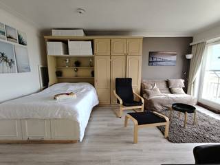 Mooie ruime studio gelegen op de eerste verdieping in Residentie Montana. Lichtrijke woonkamer met frontaal zicht op zee. Open keuken met alle...