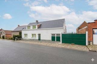 Vous recherchez une maison spacieuse à vendre avec un énorme potentiel et un très grand terrain ? Cette maison solide située au 56 de la Valkenstraat à Brakel vous offre l'opportunité unique de créer la maison de vos rêves. Disposition de la maison :Rez-de-chaussée : un hall d'entrée, un salon, une cuisine et un garage avec raccordement pour une machine à laver. Premier étage : deux chambres spacieuses et une salle de bain. Caractéristiques supplémentaires : La maison dispose d'un barbecue en bois, d'eau de ville (l'eau de pluie n'est pas raccordée) et d'un chauffage au gaz (radiateurs).Avantages et potentiel :Cette maison à vendre à Brakel est parfaite pour les acheteurs ou les investisseurs qui souhaitent relever le défi de la rénovation. Le score EPC F offre la possibilité de rendre le bâtiment plus économe en énergie. La maison bénéficie d'un emplacement calme et pratique à Brakel, à proximité du centre et des routes d'accès. Une opportunité abordable de devenir propriétaire à Brakel. Nous sommes heureux de vous aider à acheter cette propriété.Ce bien est soumis à l'obligation de rénovation imposée par le gouvernement flamand pour les bâtiments résidentiels (sauf en cas de démolition dans les 5 ans suivant l'achat). Pour plus d'informations, veuillez consulter le site web de l'Agence flamande de l'Énergie et du Climat via https://www.vlaanderen.be/een-woning-kopen/renovatieverplichting-voor-residentiele-gebouwen