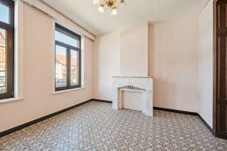 <p>Charmante karakterwoning met 3 slaapkamers en zonnige tuin!<br /><br />Bent u op zoek naar een woning boordevol charme en karakter, met alle troeven om er uw droomwoning van te maken? Deze karaktervolle woning met de uitstraling van een herenhuis beschikt over hoge plafonds, authentieke schouwen, antieke dubbele deuren, een prachtige houten trap en een zonnige tuin op het zuidwesten.<br /><br />INDELING: inkomhal, lichtrijke leefruimte, eetruimte, keuken en badkamer. Op de eerste verdieping bevinden zich 2 ruime slaapkamers, waarvan één met een aanpalende dressing die desgewenst kan worden omgevormd tot een tweede badkamer. De ruime zolderverdieping biedt de mogelijkheid om een volwaardige derde slaapkamer in te richten.<br /><br />Wat maakt dit pand uniek?<br />♦ veel karakter – zonnige zuidwestgerichte tuin – veel renovatiepotentieel! – deels dubbele beglazing – gunstige ligging vlakbij het muziekbos!<br /><br />Voor wie is dit pand ideaal?<br />♦ Voor gezinnen of koppels die op zoek zijn naar een ruime woning met karakter.<br />♦ Voor renovatieliefhebbers die een authentieke woning willen omvormen tot een echte parel.<br /><br />Te koop via Immo Beguin, jouw vastgoedexpert sinds 2009. Met kantoren in Ronse, Waregem, Kortrijk, Deinze, Doornik en Lessines.<br />✉️ emmy@immobeguin.be<br />📞 +32 486 60 66 00</p>