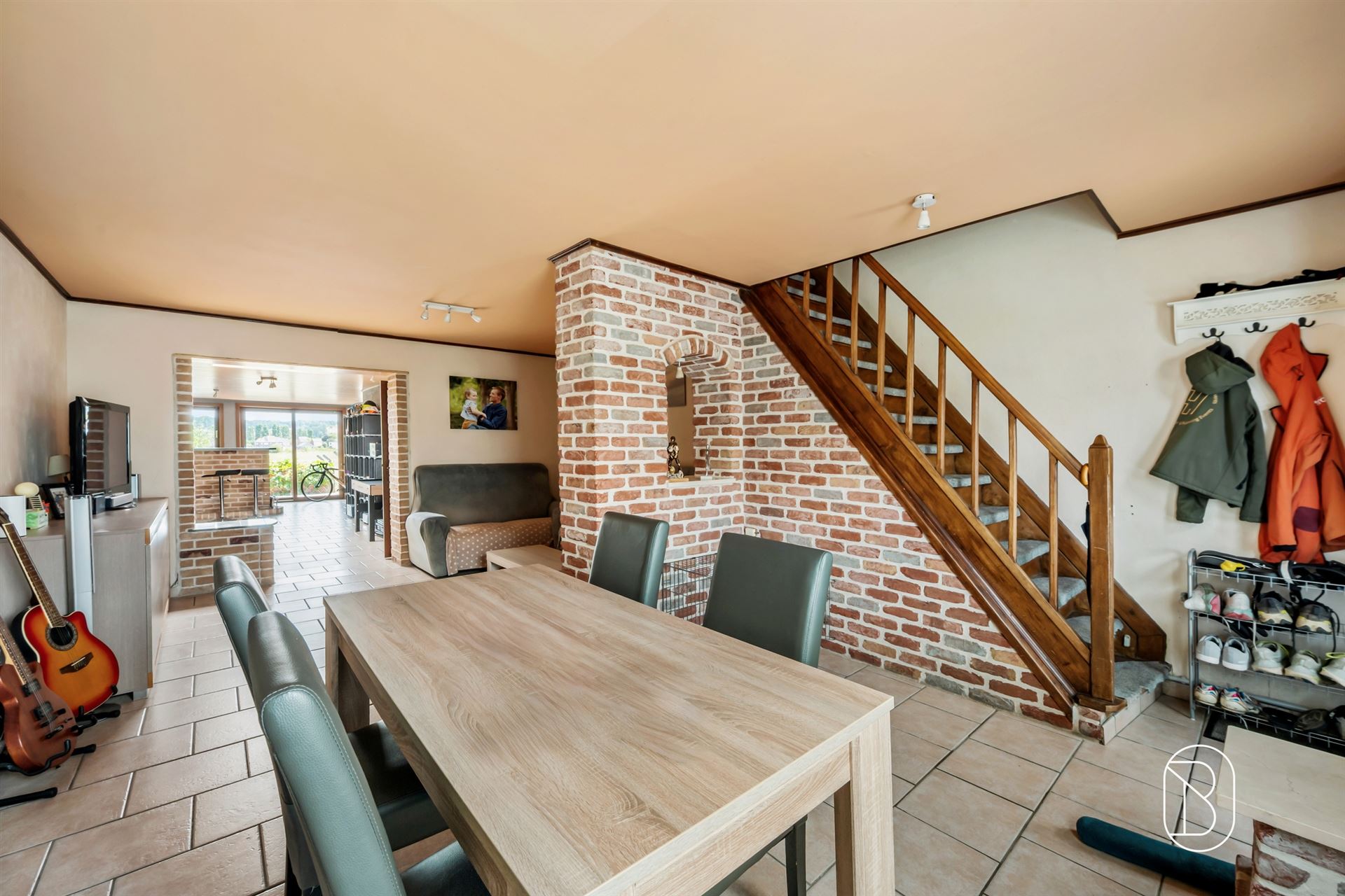 4-bedroom home with a beautiful view of the greenery - photo 5