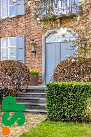 Klasse eigendom met prachtige botanische tuin van 6HA 22A.<br /><br />De woning heeft een bewoonbare oppervlakte van 541m² en heeft volgende indeling op het gelijkvloers: royale inkomhall met sierlijke trap, gastentoilet, vestiaire, salon, bureau, orangerie, keuken met eetplaats, wasplaats, apart toilet, dubbele inpandige garage met zolder. Deze zolder kan nog verbouwd worden tot extra slaapkamers of gastenverblijf.<br />Indeling 1e verdieping: royale nachthall, 3 slaapkamers met elk aansluitend een badkamer en een dressing.<br />Voorts is er een ruime kelder + kruipkelder.<br /><br />Deze unieke villa werd high – end afgewerkt met materialen van de hoogste kwaliteit. De hoge plafonds, grote ramen en prachtige binnendeuren geven een zeer royaal gevoel.<br /><br />Het paradepaardje van deze eigendom is de volledige aangelegde botanische tuin van 6HA 22A. In deze groene oase van rust met een uitgebreide fauna & flora is het prachtig vertoeven. De eigendom heeft een straatbreedte van maar liefst 115m waardoor er volledige privacy gegarandeerd is.<br /><br />Dit domein is centraal gelegen met een vlotte verbinding naar zowel Antwerpen als Hasselt.<br /><br />EPC: 354 kWh / m².<br /><br />Nog vragen? Contacteer Immo SP op het nummer 014/59.10.20 of via info@immosp.be.